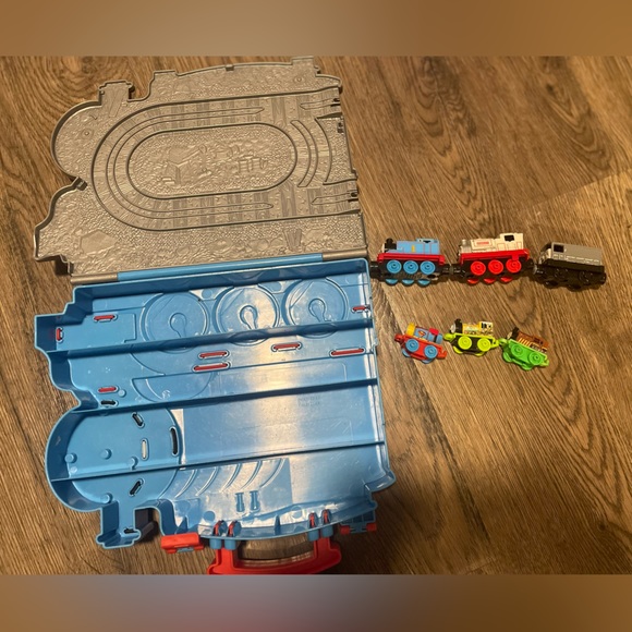 2014 Mattel Thomas the Train Carrying Case & Mixed Train Lot - Picture 2 of 10